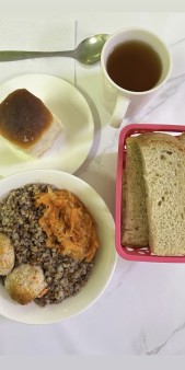 2 апта 2 күн.Құс етінен котлет тұздықпен бытыраңқы қарақұмық тәтті бөлке жеміс сусыны бидай наны
